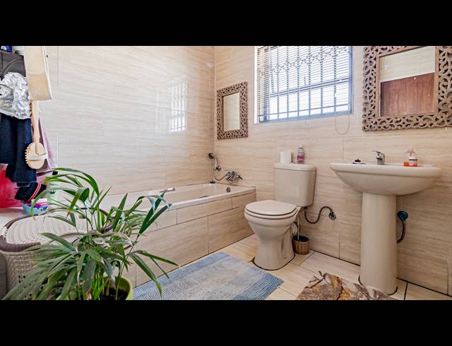 3 BEDROOM HOUSE FOR SALE IN LEONDALE